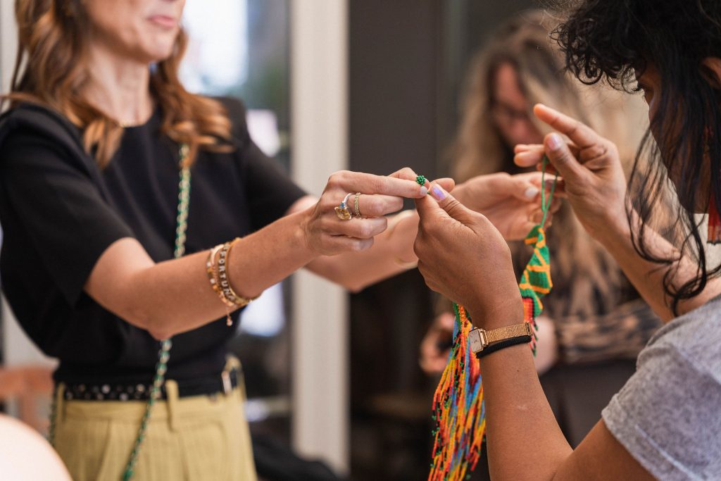 Accesorios de verano en tonos naturales para elevar un outfit sencillo