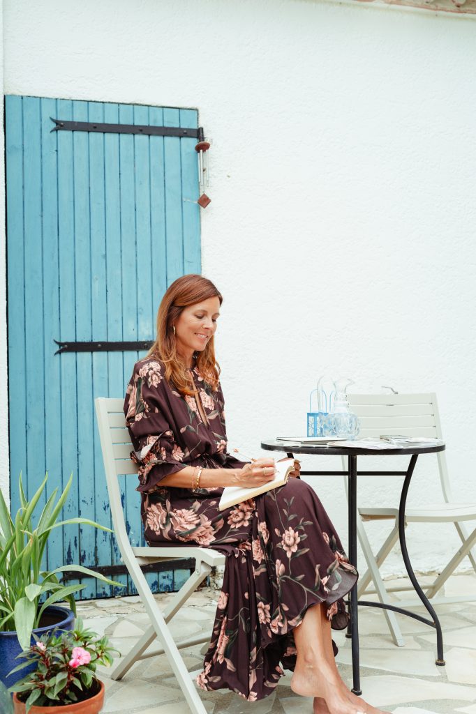 Outfit veraniego con prendas amplias y tejidos ligeros para días de calor